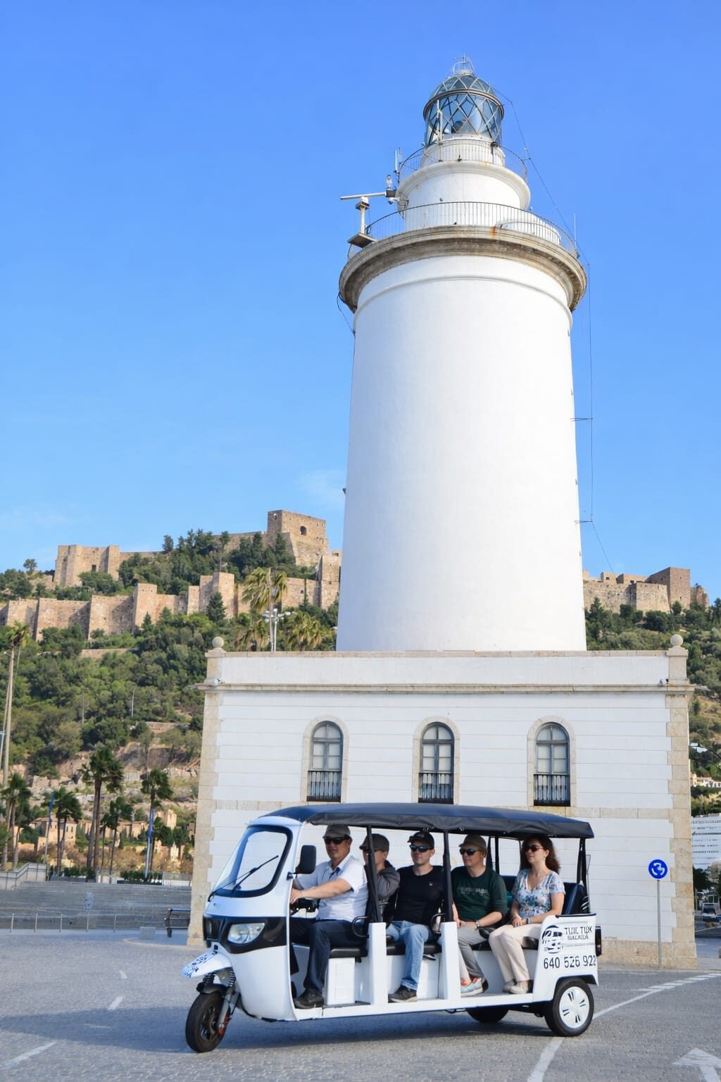 Tuk Tuk Málaga junto al faro y la Alcazaba