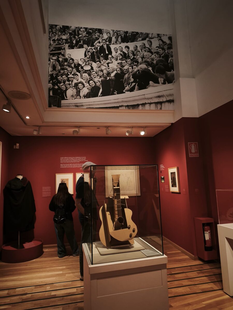 Escultura de guitarra de cartón de Picasso en vitrina