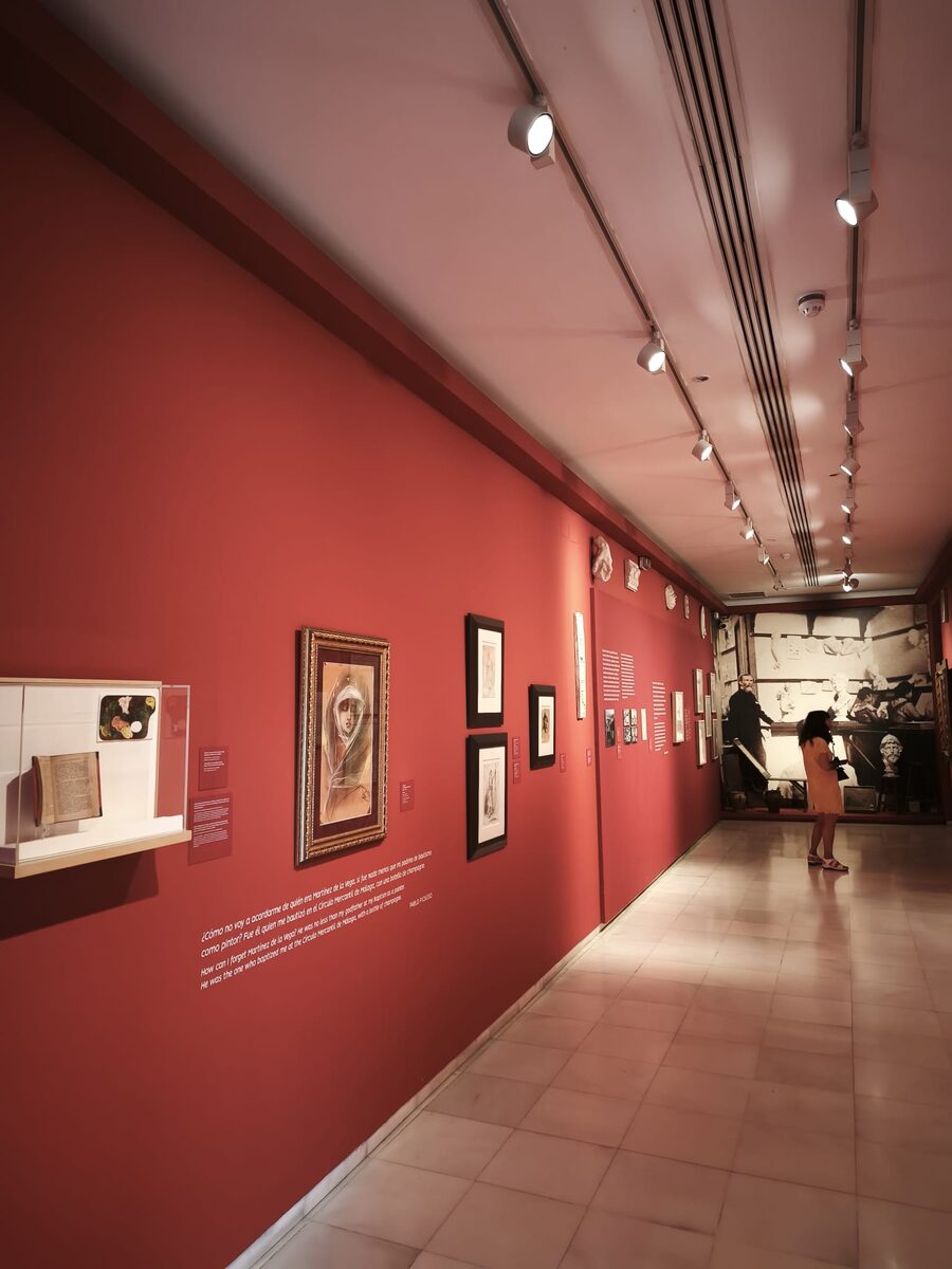 Sala roja con obras de juventud de Picasso en la Casa Natal