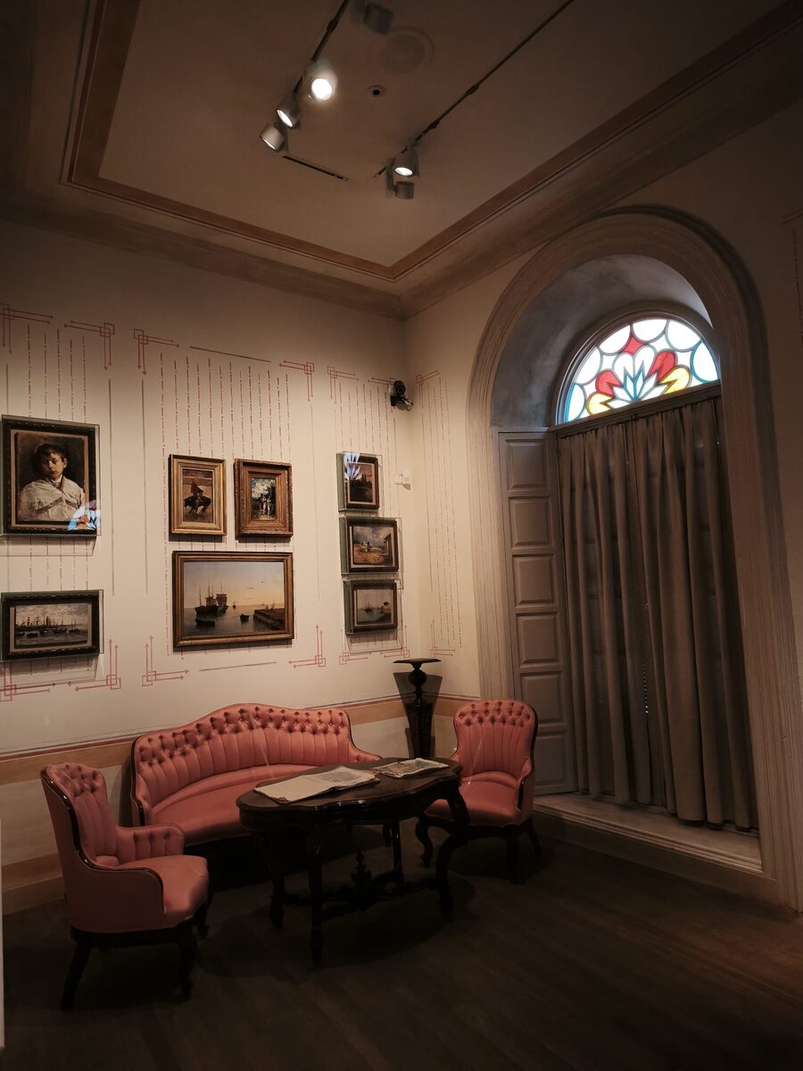 Salón de época con vidriera dentro de la Casa Natal de Picasso
